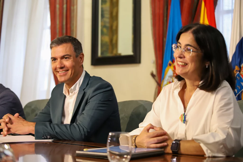 El presidente del Gobierno, Pedro Sánchez, en su décima visita a la isla de La Palma tras la erupción del volcán, junto a la ministra de Sanidad, Carilona Darias. EFE / Luis G Morera