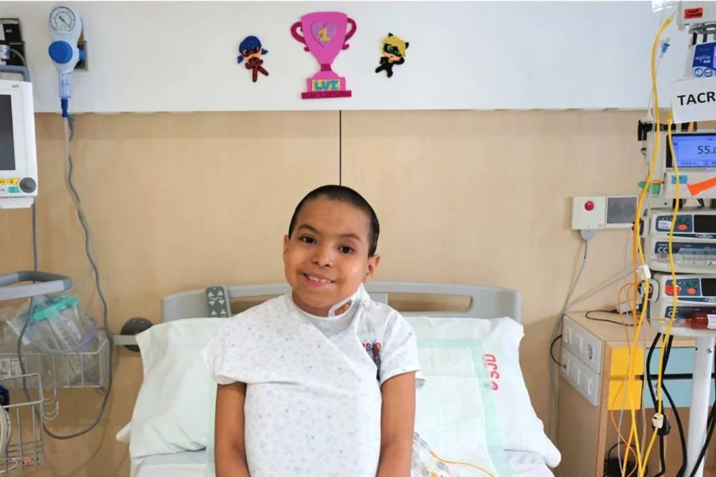 Las enfermeras de la Unidad de Trasplante de Progenitores Hematopoyéticos (TPH) del Hospital llevan a cabo iniciativas para humanizar la atención de las largas estancias de los niños. Foto: HOSPITAL SANT JOAN DE  DÉU 