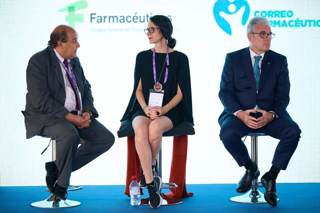  Mohamed Ben Amar, de la Universidad de Montreal, en Canadá; Carola Pérez, presidenta del Observatorio Español de Cannabis Medicinal, y Jordi de Dalmases, vicepresidente del Consejo General de COF. Foto: FRAN SANTIAGO/ARABA PRESS