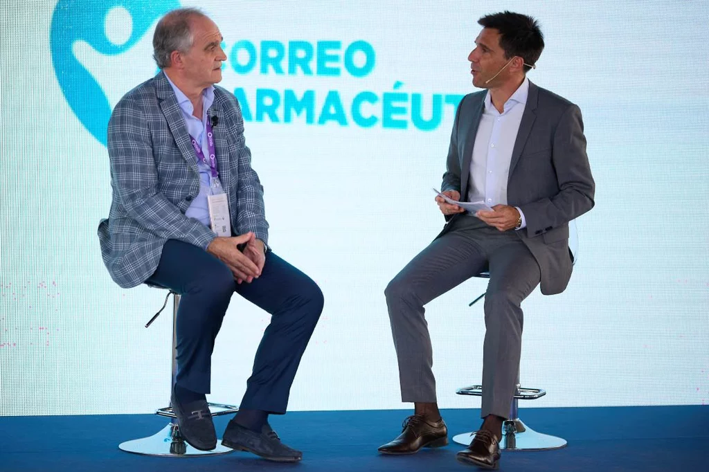 Antonio Mingorance, presidente del Cacof, durante la entrevista con Miguel G. Corral, director de Correo Farmacéutico. Foto: FRAN SANTIAGO/ARABA PRESS.