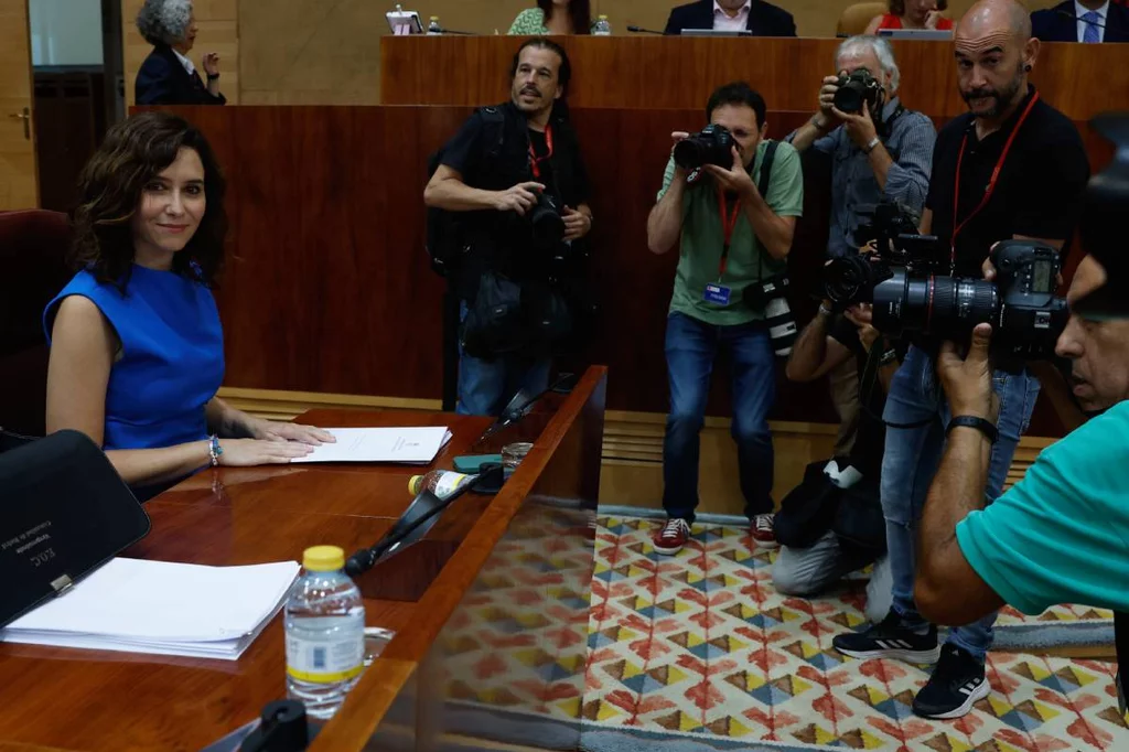  La presidenta de la Comunidad de Madrid, Isabel D�az Ayuso, sonr�e durante la primera sesión del debate del estado de la región en la Asamblea de Madrid, este lunes. Foto: EFE/ J.J. GUILLÉN