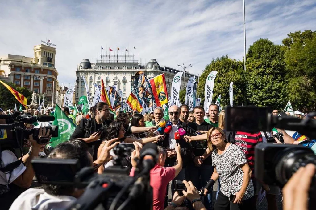 Miguel Borra, presidente de CSIF, atiende a los medios de comunicación, en la cabecera de una manifestación que, según el sindicato, ha reunido a más de 70.000 personas. Foto: CSIF.