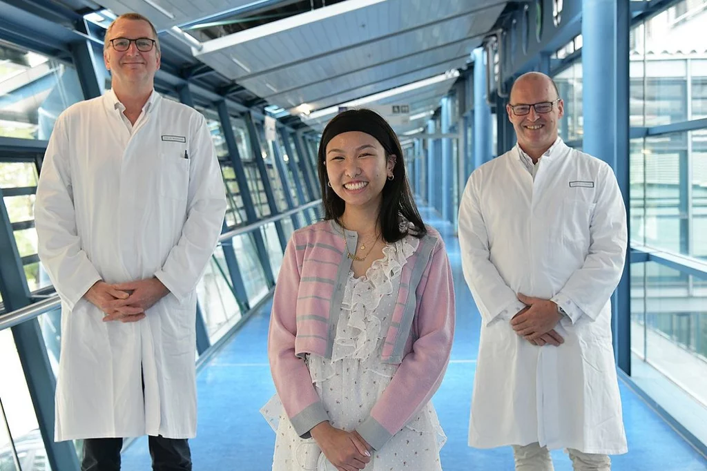 Andreas Mackensen, director del Departamento de Medicina Interna 5-Hematologa y Oncologa; la paciente Thu-Thao, y Georg Schett, director de Medicina Interna 3-Reumatologa e Inmunologa en el Hospital Universitario de Erlangen.