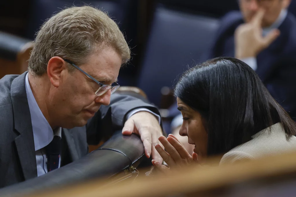  La ministra de Sanidad, Carolina Darias (d), conversa con el siputado de Junts per Catalunya Ferran Bel Accensi (i) en la sesión de control en el Congreso de los diputados este miércoles, en Madrid. EFE/ Juan Carlos Hidalgo