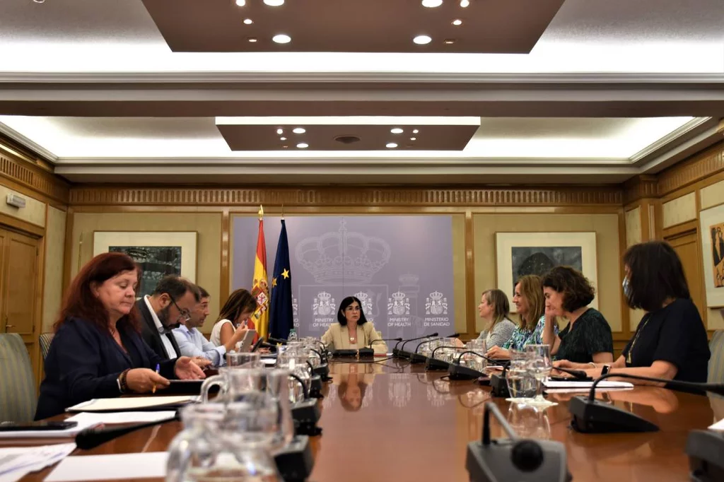 La ministra de Sanidad, Carolina Darias, rodeada de su equipo, presidió ayer el Consejo Interterritorial virtual en la sede ministerial. Foto: MINISTERIO DE SANIDAD.