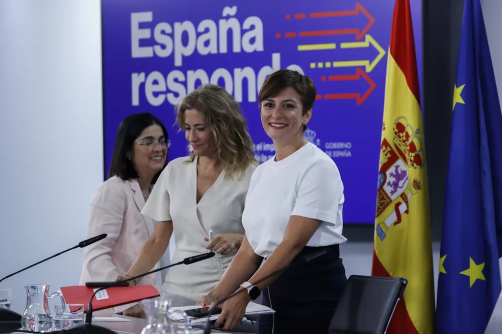 Las ministras de Transportes, Raquel SÃ¡nchez, Portavoz, Isabel RodrÃguez y Sanidad, Carolina Darias, a su llegada a la rueda de prensa posterior a la reuniÃ³n del Consejo de Ministros que aprobÃ³ en primera vuelta la creaciÃ³n de la Agencia Estatal de Salud PÃºblica. Foto: EFE/ JUAN CARLOS HIDALDO