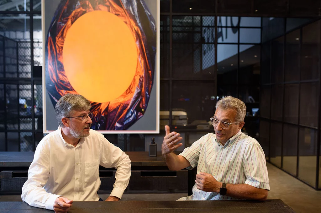 José M. Frade, del Instituto Cajal del CSIC, y Álvaro Pascual-Leone, catedrático de Neurologa de Harvard, reunidos en el Merkato Hub de Valencia, desgranan las perspectivas en el manejo del Alzheimer. Foto: KIKE TABERNER.