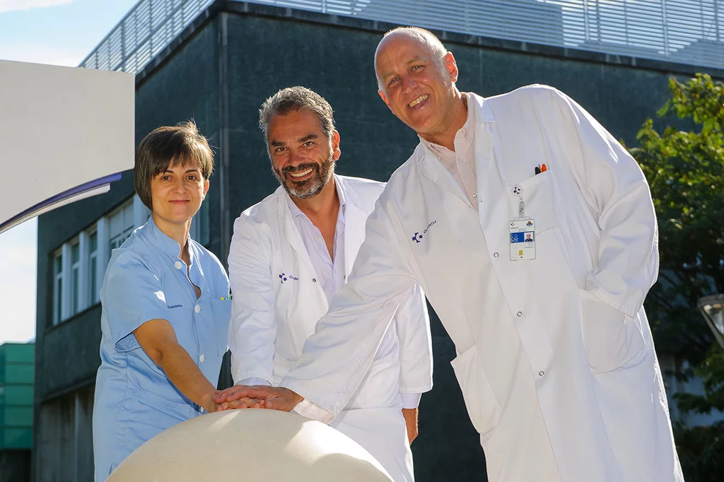 Puy Aparicio, Carlos Panizo y Ander Izeta son parte del equipo multidisciplinar de Terapia CAR-T en el Hospital Universitario Donostia. Foto: ARABA PRESS.