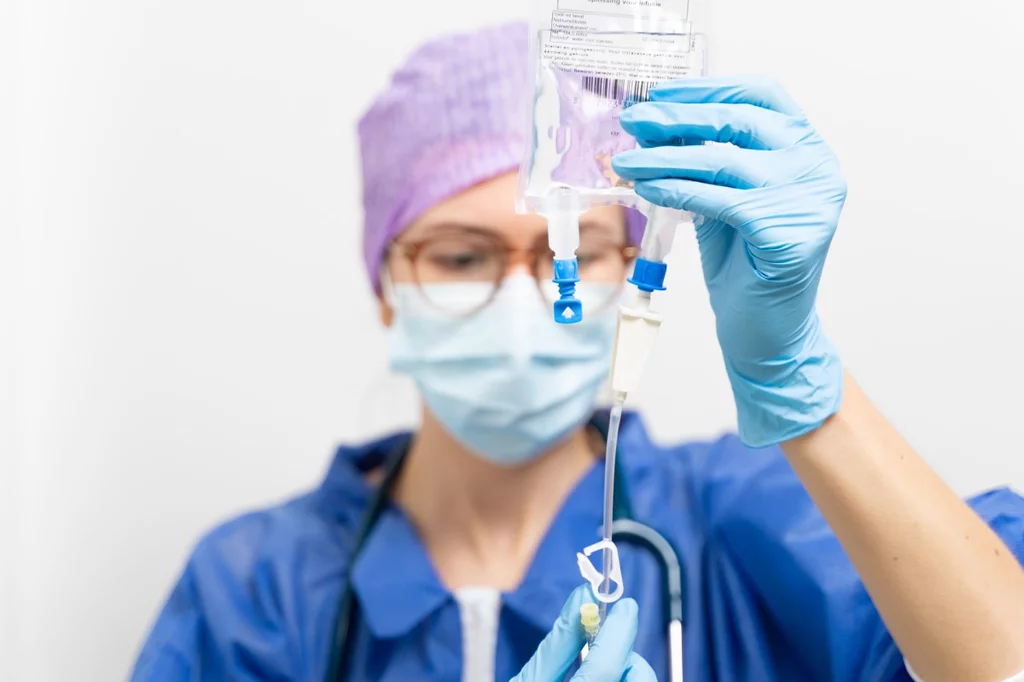 El tratamiento en la fase inicial de la pancreatitis aguda se basa en la reanimación con lquidos intravenosos. Foto: SHUTTERSTOCK