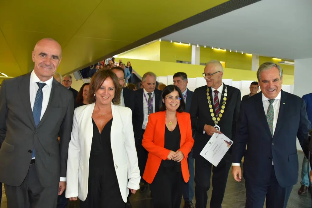 Antonio Muñoz, Catalina García, Carolina Darias, Dominique Jordan y Jesús Aguilar, en la inaguración del congreso mundial y nacional de farmacia, celebrada hoy en Sevilla.