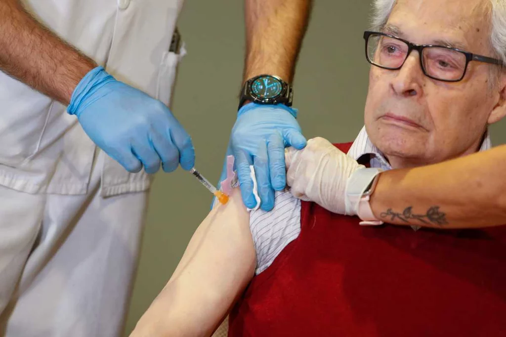 Los mayores han comenzado esta semana a recibir la vacuna de la gripe más la cuarta dosis de la inmunización frente a la covid-19. 