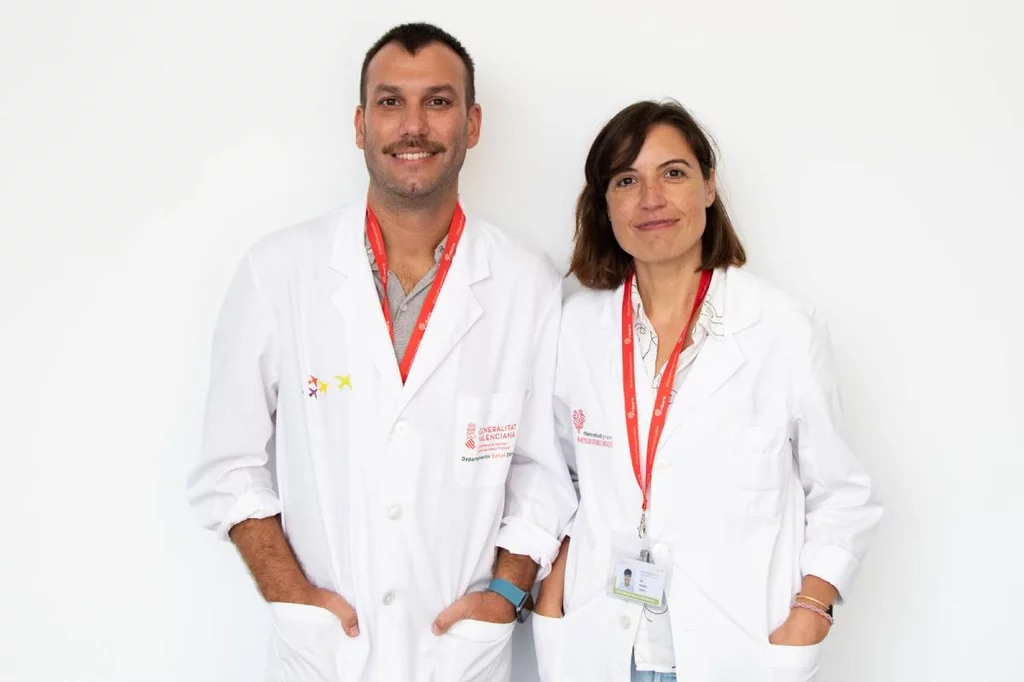 Daniel Monasor, enfermero del centro de salud de Benissa (Alicante), e Isabel Erades,  responsable de Formación, Docencia e Investigación de Enfermería en el Departamento de Salud de Denia.