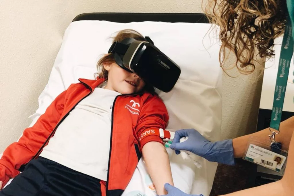 La utilización de estos dispositivos, como las gafas de realidad virtual durante la canalización de catéteres periféricos o las extracciones sanguneas, favorece la realización de la técnica.