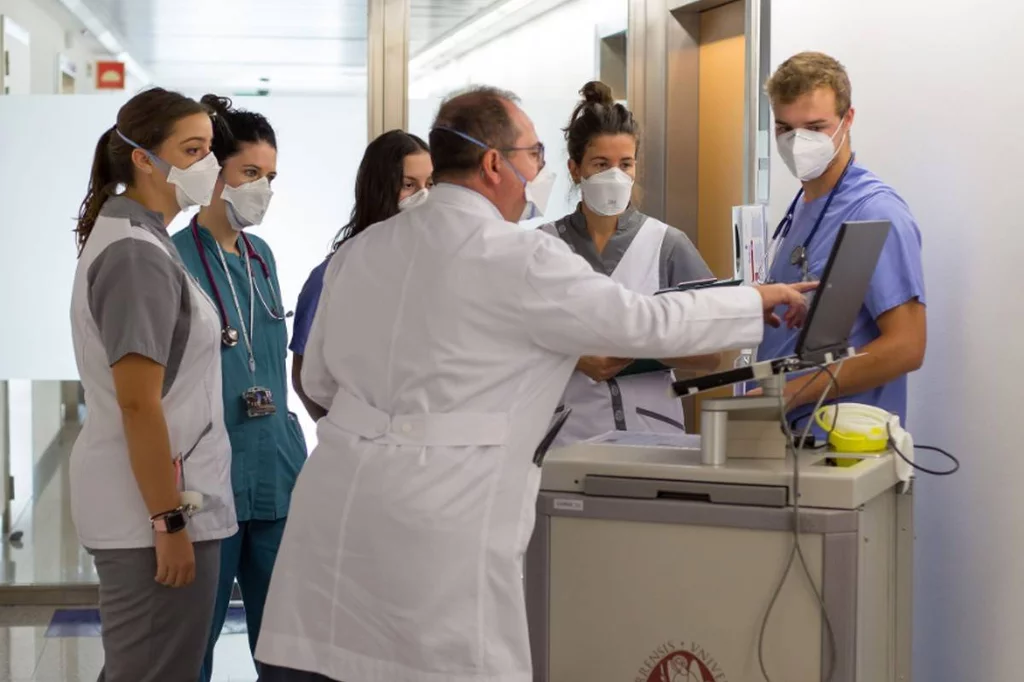 SEMI alerta de que con el número actual de plazas MIR no está garantizado el relevo generacional de la especialidad ni sus prestaciones. Foto: UNIVERSIDAD DE NAVARRA.