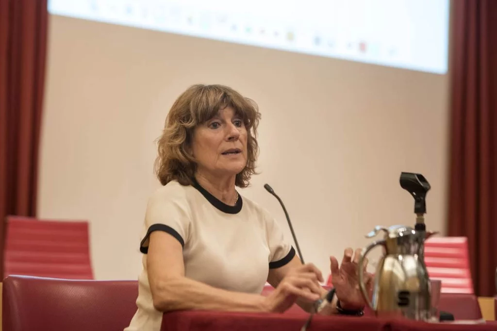 Beatriz González López-Valcárcel, catedrática en Métodos Cuantitativos en Economía de la Universidad de Las Palmas de Gran Canaria, durante un momento de su intervención este jueves. FOTO cedida por Escuela de Salud Pública de Menorca. 