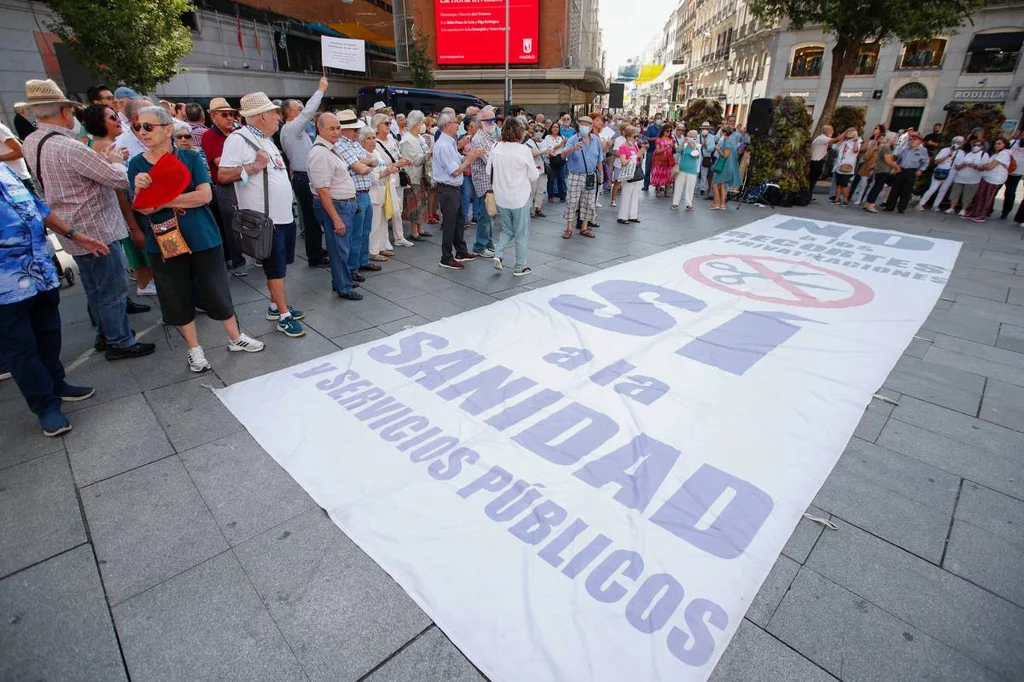 La Marea Blanca ha convocado este domingo en la plaza de Callao de Madrid una concentración con el lema 