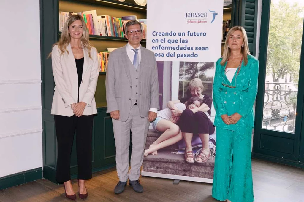 Henar Hevia (Janssen España), María Victoria Mateos (Hospital Universitario de Salamanca) y Miguel Ángel Calleja (Hospital Universitario Virgen Macarena).