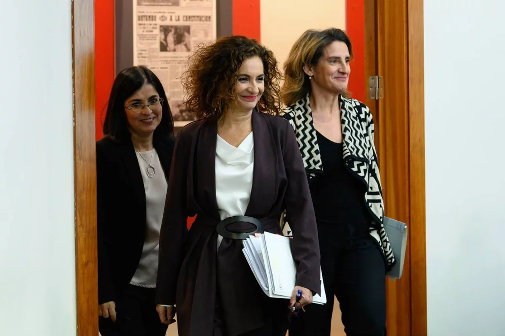 La ministra de Hacienda, María Jesús Montero (en primer plano), seguida de las ministras de Transición Ecológica, Teresa Ribera, y Sanidad, Carolina Darias. Foto: LA MONCLOA.