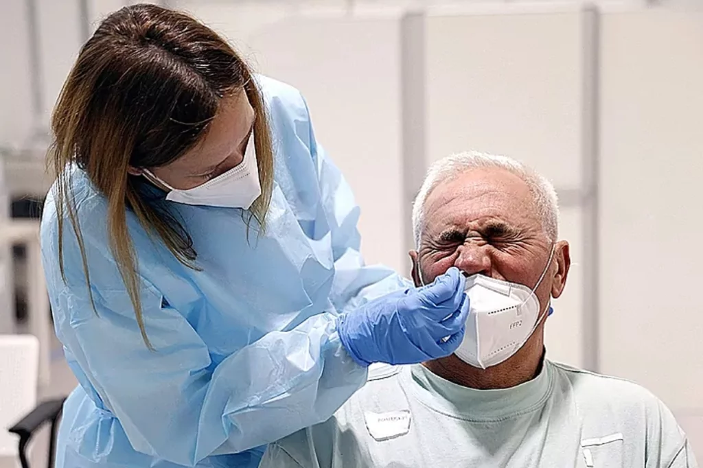 El grupo etario de mayores de 60 años suma 5.787 contagios respecto a los 4.607 del martes. Foto: EFE.