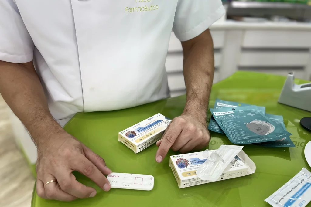 Test combinado de gripe A/B y gripe de la marca 'Génesis' (Pharmasur) en la Farmacia Lozano, en Córdoba, de Fernán Nuñez. Foto: PHARMASUR 2000.