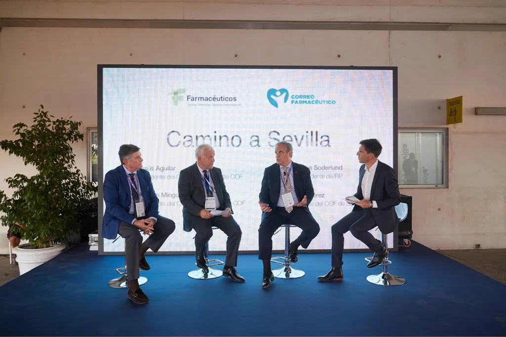 Manuel Pérez Fernández, presidente del COF de Sevilla, Lars-Åke Fredlund, vicepresidente de la Federación Internacional Farmacéutica (FIP); Jesús Aguilar, presidente del Consejo General del COF y Miguel G. Corral, director de Correo Farmacéutico. Fotos: ARABA PRESS