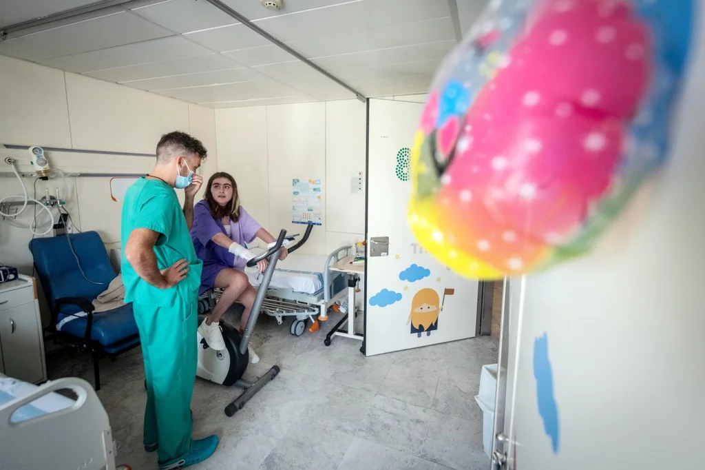 La paciente Saray, de once aÃ±os, recuperada tras recibir asistencia con ECMO en el Hospital Vall d'Hebron. Foto: ADRIÃN QUIROGA/ARABA PRESS