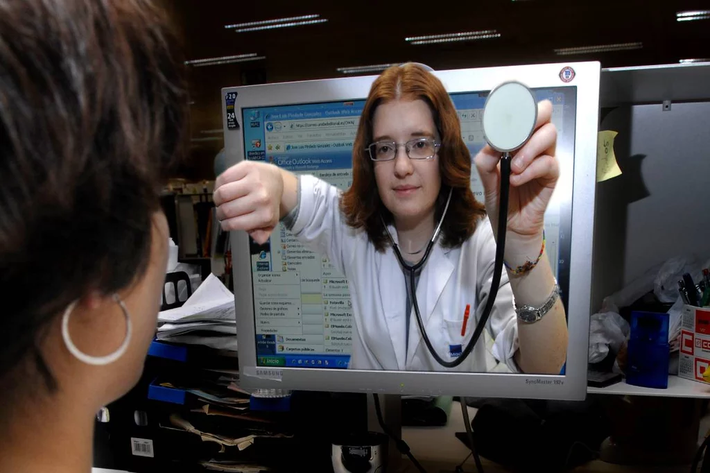 Fotomontaje que representa la telemedicina. Foto: JOSE LUIS PINDADO.