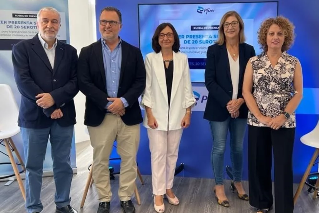 Ángel Gil, Federico Martiñón-Torres, Isabel Jimeno y Cristina Méndez, ponentes en la presentación de la vacuna para la neumonía. Foto: PFIZER.