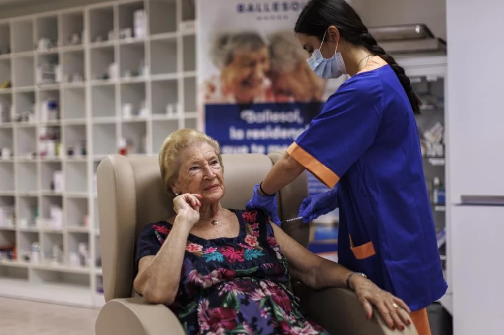 Las personas que viven en residencias y su personal sociosanitario ya han empezado a recibir la segunda dosis de recuerdo de la vacuna de la covid. Foto: EFE/Biel Aliño.