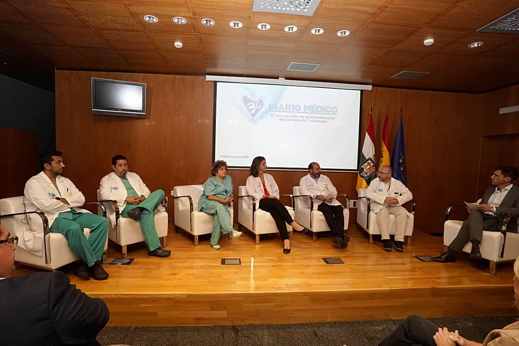 Diego Sánchez y Omer Leal, cirujanos cardiovasculares; Mara Pilar Portero, jefa de Hemodinámica; Pepa Sánchez, electrofisióloga; Luis Alonso, jefe de Cardiologa, todos en el Hospital Universitario San Pedro; y Alberto Lafuente, gerente del Servicio Riojano de Salud. Foto: ARABA PRESS/PAULINO ORIBE