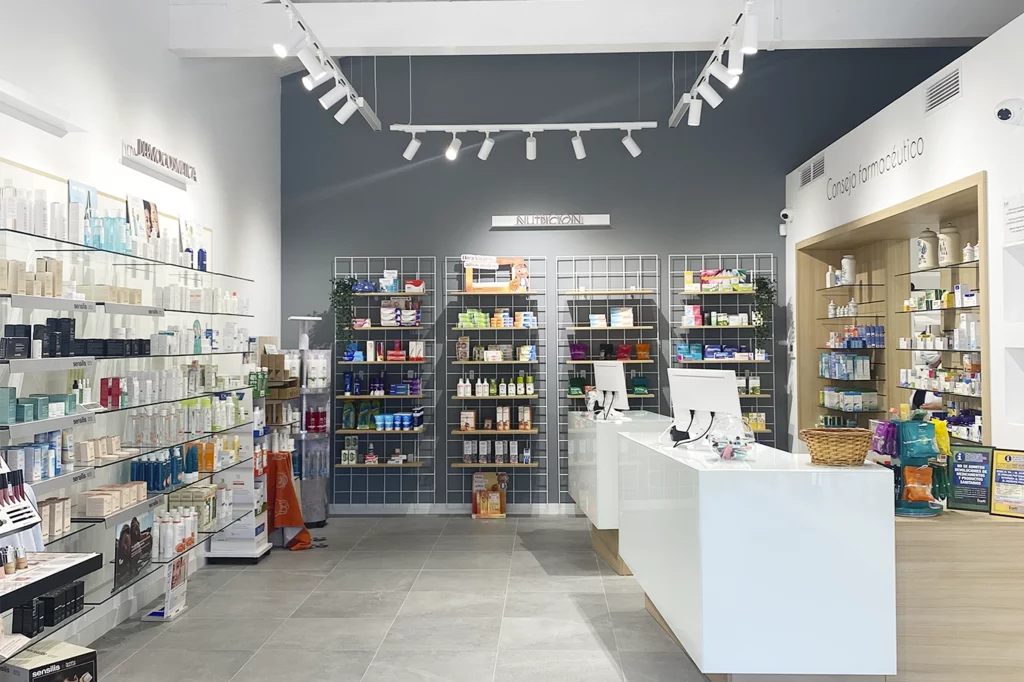 El valor añadido de Farmacia A Pobra es que está a la entrada del pueblo y tiene aparcamiento propio. Foto: AQTUE