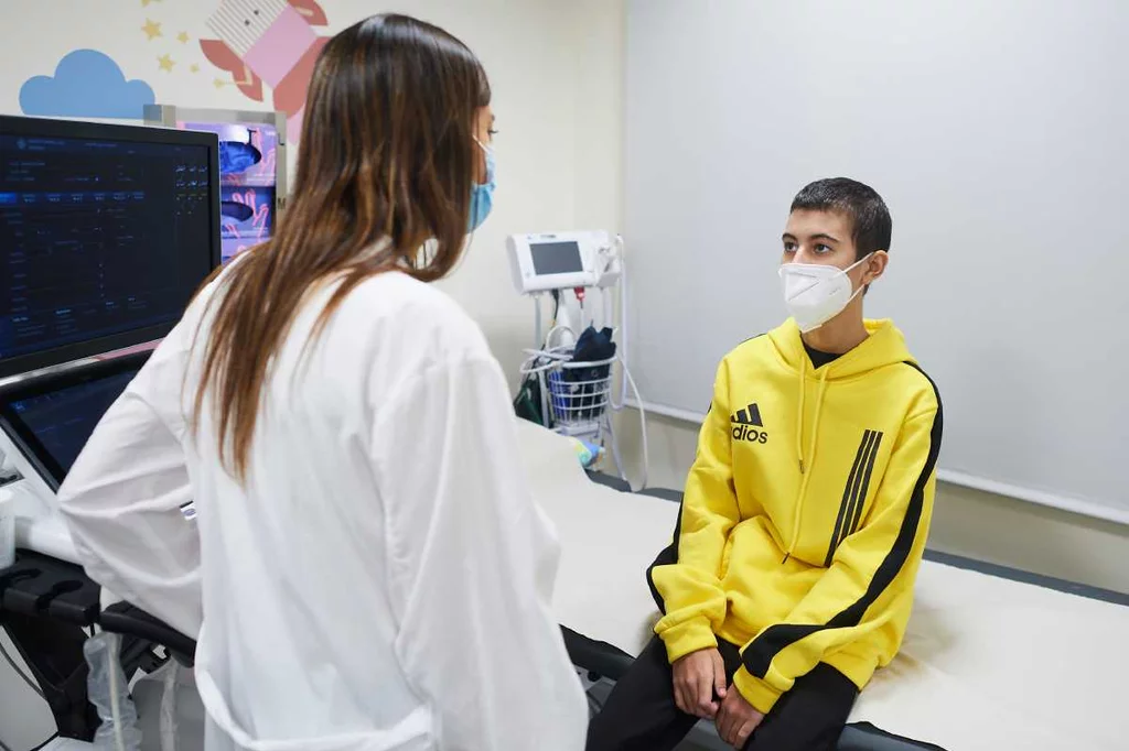 Àlex con su cardióloga pediátrica del Hospital Vall d'Hebron. Foto: ARABA PRESS