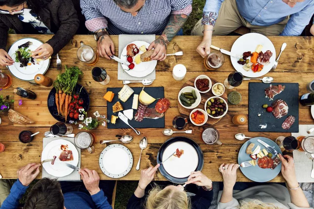 Los estudios cientficos confirman que es mejor cenar poco o dejar pasar unas horas desde la última comida del da hasta ir a dormir. Foto: SHUTTERSTOCK.