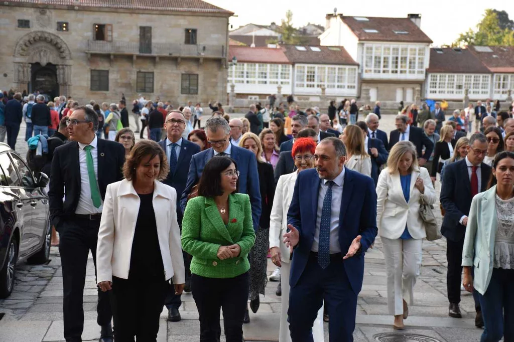 La ministra Carolina Darias acompañada del consejero de Salud de Galicia, Julio García Comesaña, a su llegada al Consejo Interterritorial de Salud, celebrado en Santiago de Compostela.