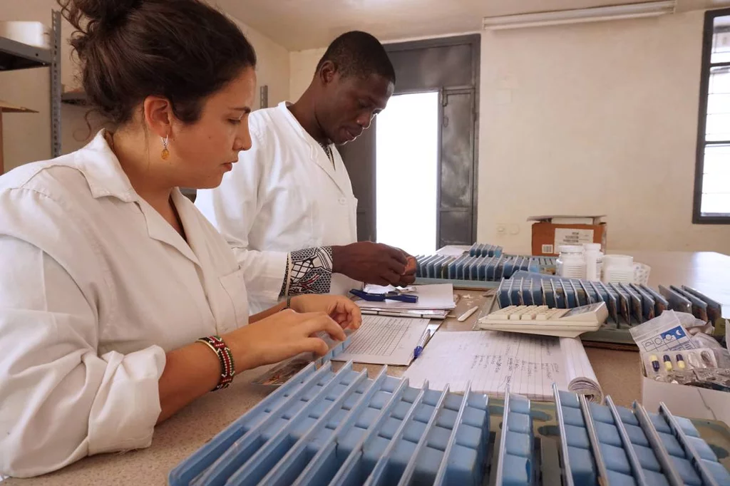 Preparación de fórmulas magistrales en el Hospital de Bébédjia, en Chad, donde trabaja la Fundación El Alto, ganadora de una de las ayudas económicas del Consejo de COF.