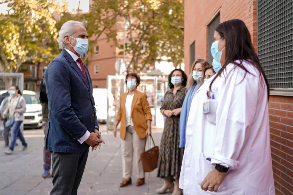 Enrique Ruiz Escudero, durante una visita al Centro de Salud Alameda de Osuna de Madrid por el inicio de la nueva campaña de vacunación de gripe y covid. Foto: COMUNIDAD DE MADRID