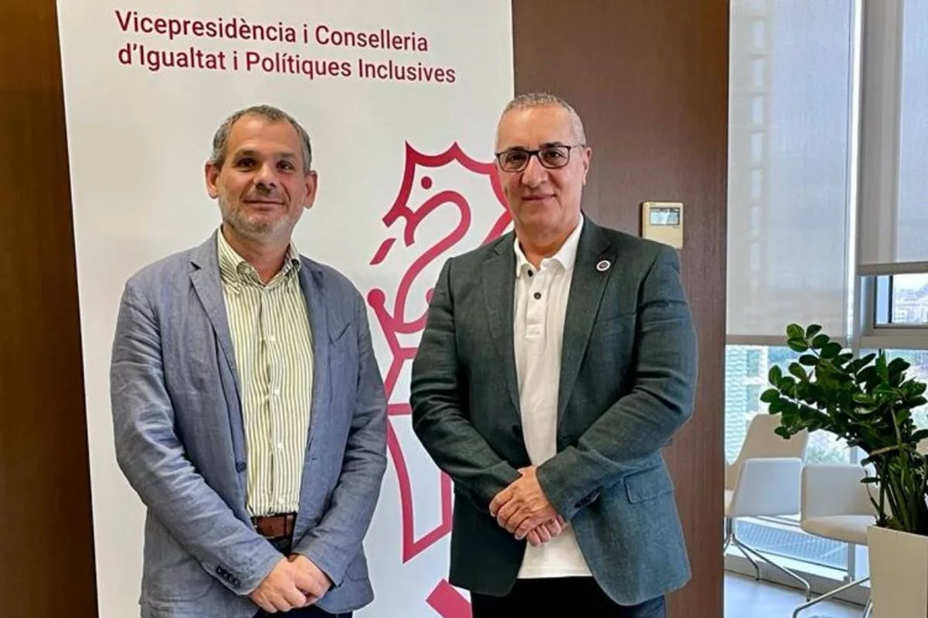 Francesc Xavier Uceda, secretario autonÃ³mico de PlanificaciÃ³n y OrganizaciÃ³n del Sistema, y Juan JosÃ© Tirado, presidente del Cecova.
