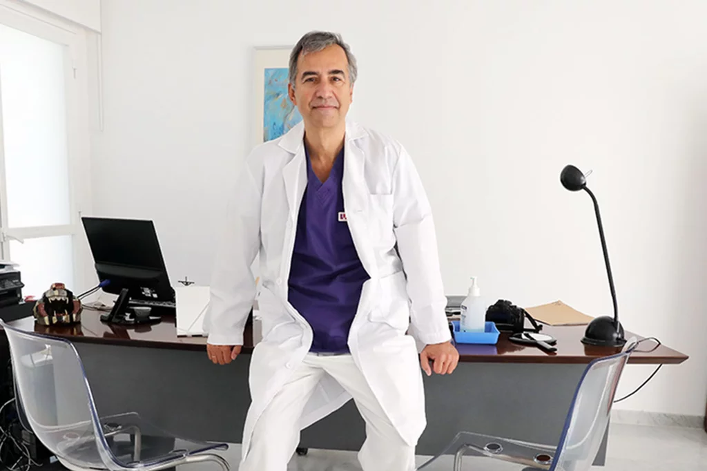 Juan Antonio López-Pitalúa, presidente de la Sociedad Española de Medicina Estética (SEME), en su consulta de Torremolinos (Málaga). FOTO: ANTONIO PASTOR