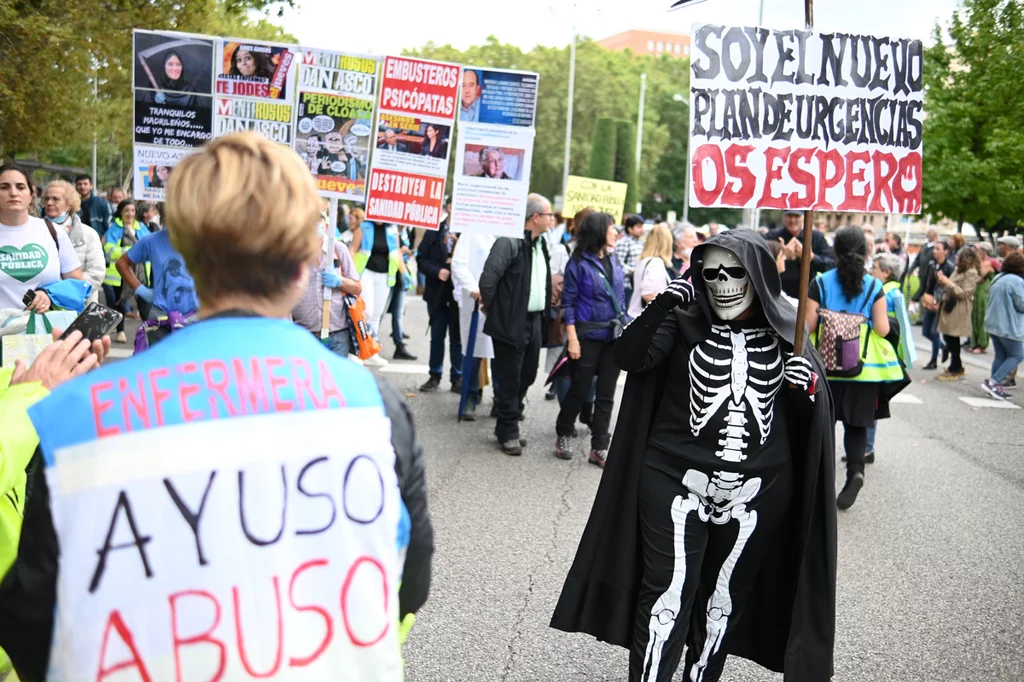 Un momento de la manifestación celebrada hoy sábado en Madrid en defensa de la Sanidad Pública y para revertir el desmantelamiento de servicios y el modelo sanitario que está llevando a cabo el gobierno de la Comunidad de Madrid. EFE / Fernando Villar.