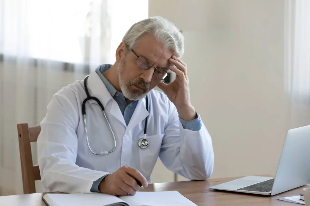 Colegios de médicos y sociedades científicas denuncian que los pagos de las aseguradoras a los médicos no cubren los costes. Foto: SHUTTERSTOCK