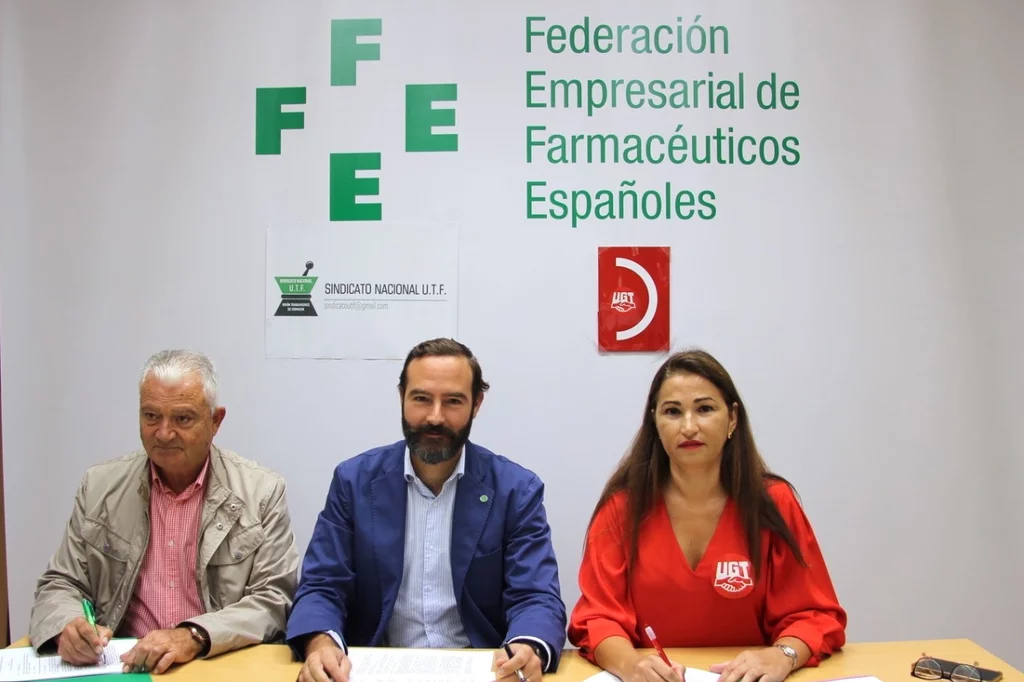 Gerardo Mosquera, presidente de Unión de Trabajadores de Farmacia (UTF); Luis de Palacio, presidente de FEFE, y Ana María Francés secretaria de Salud y Servicios Sociosanitarios y Dependencia de UGT Servicios Públicos, en la firma del XXV Convenio Estatal de Oficinas de Farmacia. Foto: FEFE.