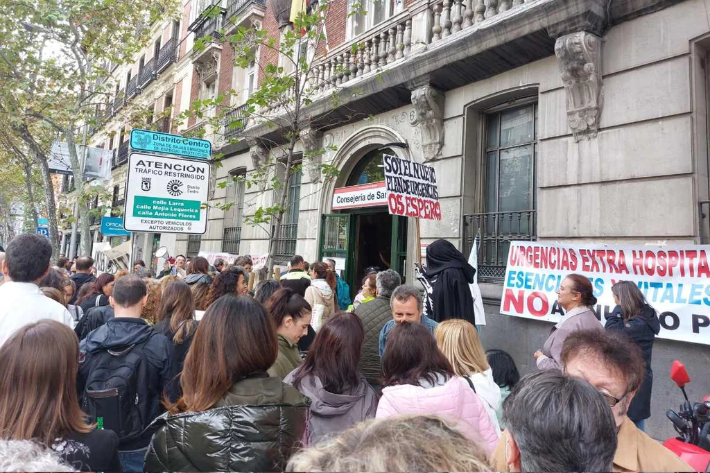 Aspecto de la concentración convocada ayer por los sindicatos a las puertas de la Dirección de Recursos Humanos de Sanidad durante la negociación entre Administración y comité de huelga. Foto: AMYTS.