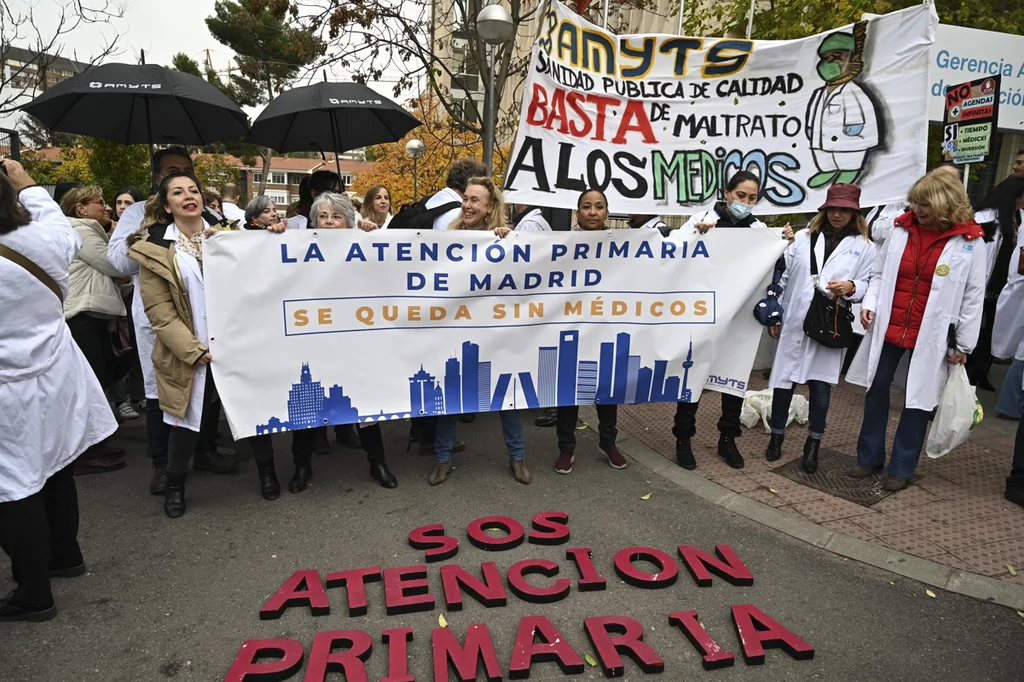 Participantes en la concentración convocada por el sindicato AMYTS frente a la Gerencia de Atención Primaria, con la asistencia de médicos, como acto de inicio de la huelga que secundan desde este lunes. Foto: EFE/ FERNANDO VILLAR