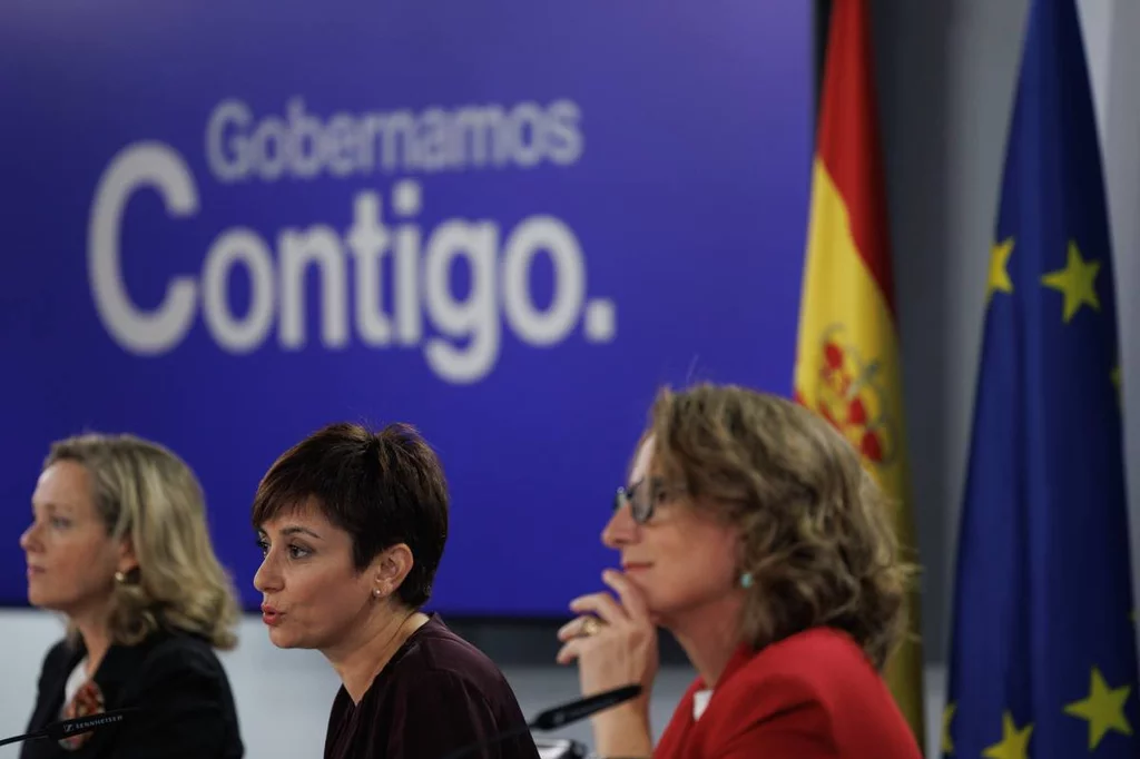 Nadia Calviño, vicepresidenta primera y ministra de Asuntos Económicos y Transformación Digital; Isabel Rodrguez, ministra de Poltica Territorial y portavoz del Gobierno, y Teresa Ribera, vicepresidenta tercera y ministra para la Transición Ecológica y el Reto Demográfico, durante la rueda de prensa posterior al Consejo de Ministros de este martes. Foto: EFE / SERGIO PÉREZ