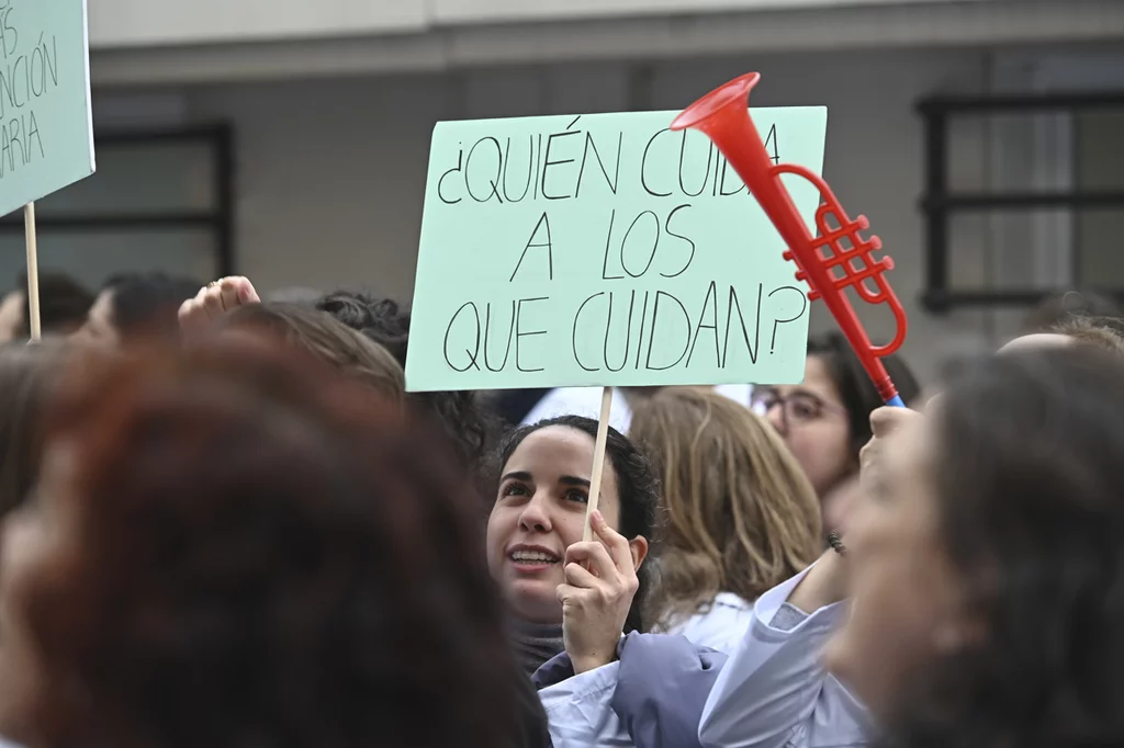  Participantes en la concentración convocada por el sindicato AMYTS, mayoritario entre los médicos madrileños, frente a la Gerencia de Atención Primaria, con la asistencia de médicos, como acto de inicio de la huelga que secundan desde este lunes. Foto: EFE/ FERNANDO VILLAR 