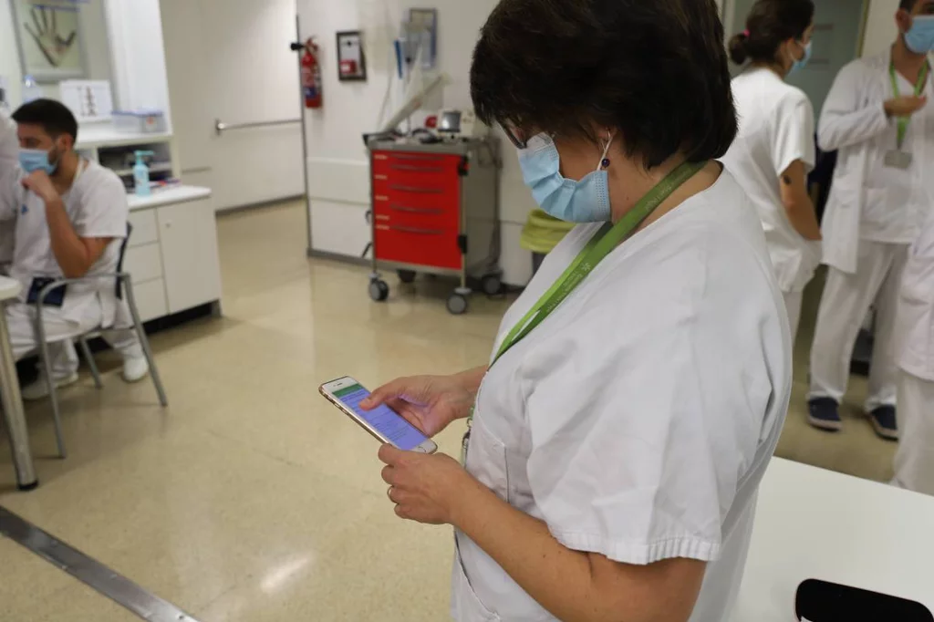 La aplicación aporta información para ayudar a los profesionales del centro a elegir qué medicamento es el mejor, en qué dosis y durante cuánto tiempo. Foto: HOSPITAL GERMANS TRIAS.