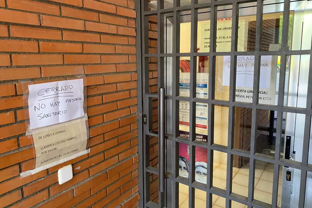 Imagen de un centro de salud de la Comunidad de Madrid cerrado, con un cartel avisando a los ciudadanos de la falta de personal sanitario. Foto: PLATAFORMA SAR.