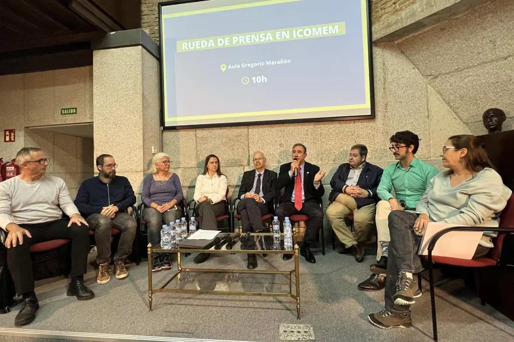 Representantes de las sociedades, colegio de médicos, organizaciones y sindicato Amyts que han escenificado hoy en la sede del Icomem el rechazo unánime de los profesionales al modelo de los PAC. Foto: ICOMEM.