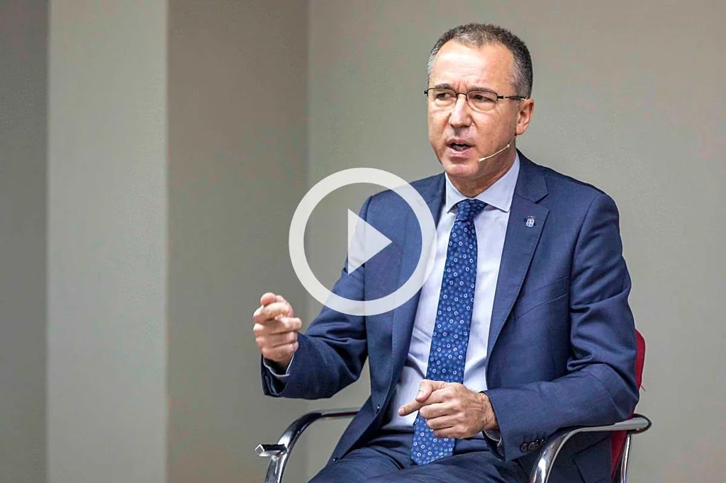 El consejero de Salud del Principado de Asturias, Pablo Ignacio Fernández Muñiz, en un momento de la entrevista. Foto: ROBERTO RUIZ.