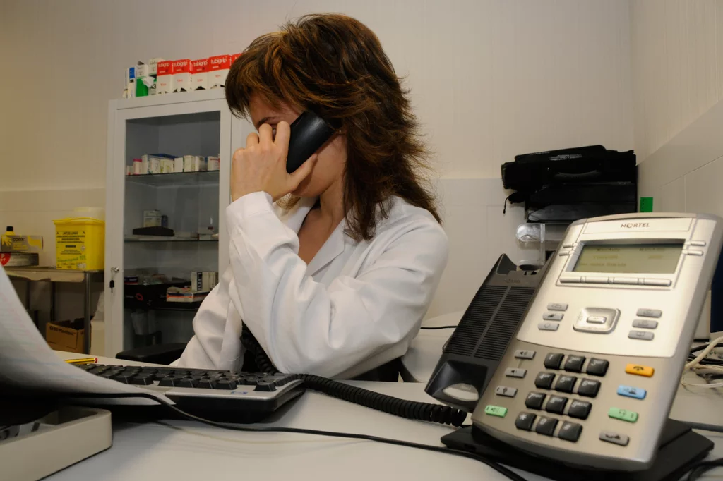 Durante la pandemia de covid-19, el teléfono ha permitido sustituir muchas de las visitas presenciales. Foto: LUIS CAMACHO